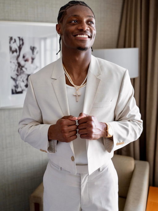 @carnelltate for Abercrombie, wearing a one-of-one cropped A&F Collins Suit for the 2026 NFL Draft. #abercrombiepartner