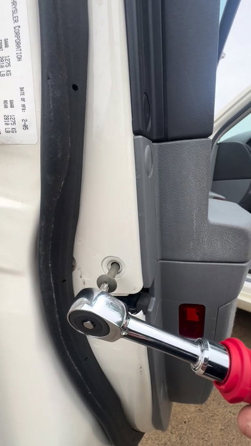 Vessel rechargeable ratchet. Nifty little tool and doesn’t have a bunch of power which is normal given the size,  but I just manually break them free and run them out and back in then hand tighten again. Great tool for tight spaces