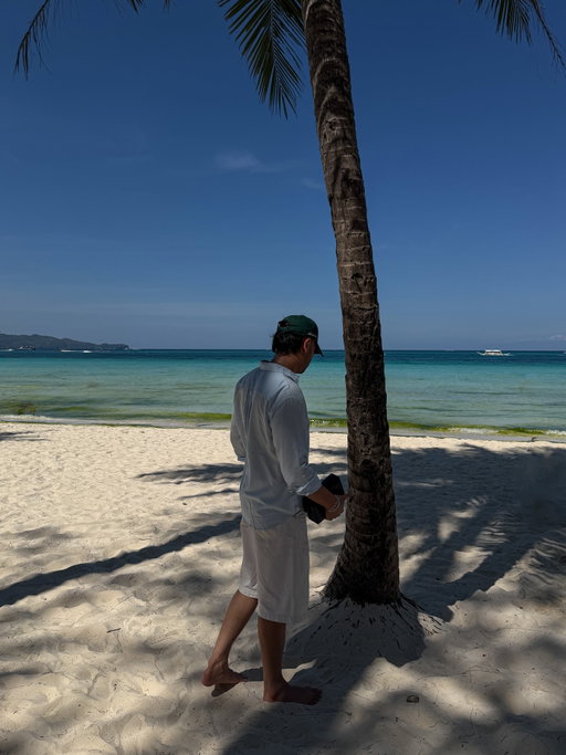 When the sun sets in Boracay 🌴
•
#outfitinspo #menstyle #fashioninspo #fitspo #styleinspo