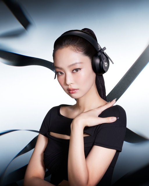 No introduction needed 🖤 Beats Solo 4 - JENNIE Special Edition is on sale now.