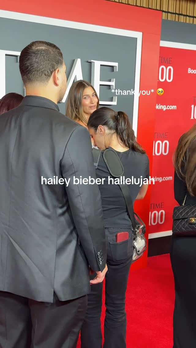 #HaileyBieber has the sweetest reaction mid-zhuzh on the #Time100 red carpet. Love her down!

🎞️ @justinedg3