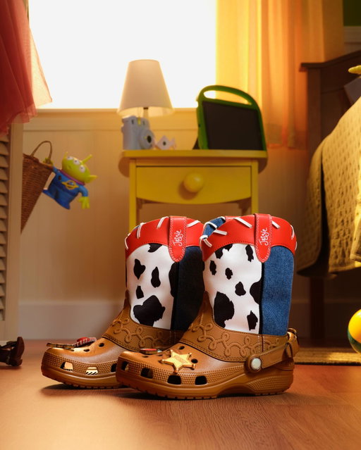 Put your Croots on, partner🤠 
Crocs’ Toy Story 5 Collection drops on June 16th