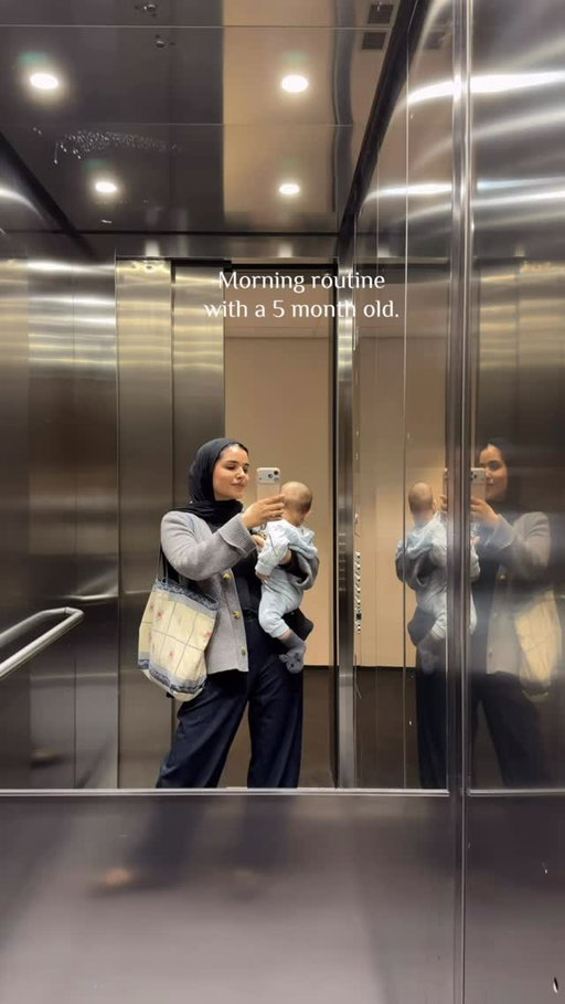 AD | Realistic mornings with a 5-month-old 👶🏻🤍 

Mijn ochtenden zijn allesbehalve rustig deze
dagen maar ik probeer toch kleine momentjes
voor mezelf te pakken. Postpartum hairloss is real, dus ik let nu extra op mijn hoofdhuid. Ik merk echt dat mijn haar weer wat voller aanvoelt bij de roots. 
Super chill dat het serum licht is en snel intrekt! precies wat ik nodig heb tussen alles door✨. @dove #ad #dove #veranderjeperspectief