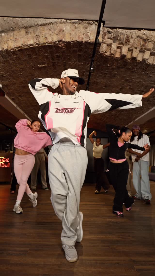 Michael Jackson ‘Scream’ Choreo MADE BY ME!!!!😜

#michaeljackson #mj #scream #dance