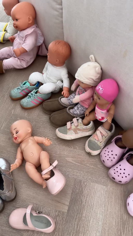 I thought Margot was quiet while I was getting dinner ready 🤣👀🫶🏼 …. I see her getting all of her shoes out and I said please put them back …. Little did I know she had a plan 🤣🤣🤣🫶🏼🫶🏼🫶🏼💕 Happy Friday … the babies are ready  for a night out apparently 🤣👠🛼👡🥿