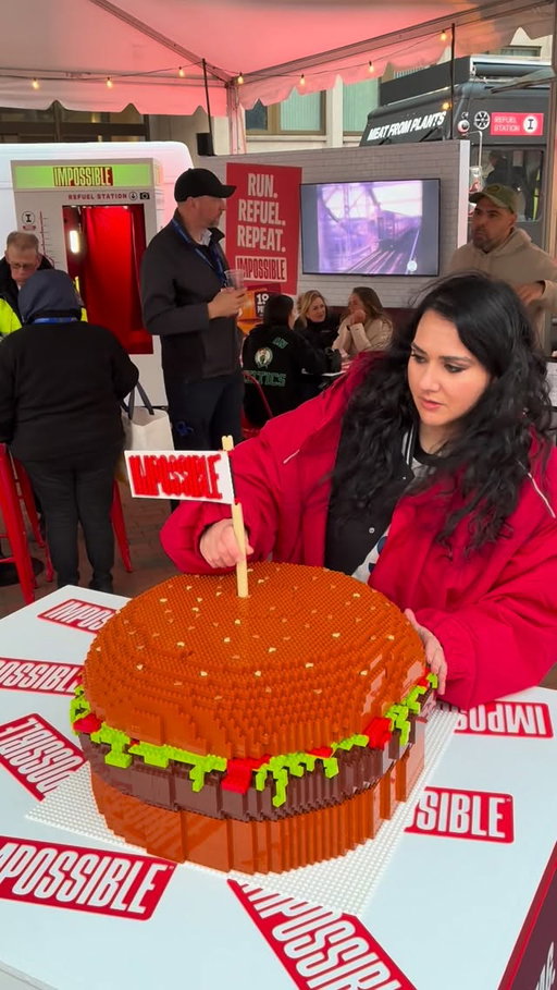 I built one of the world’s largest burgers with @impossible in Boston 🍔🏃
#itsimpossible #impossiblepartner
