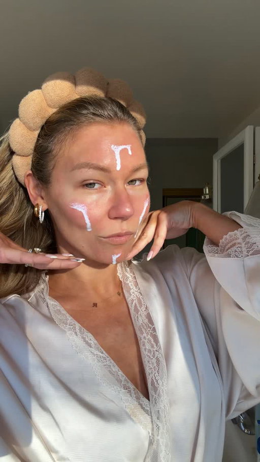 I really don’t have much time to get ready in the mornings, so anything that’s quick and easy but still offers a lot of protection is what I love! Lately that’s been using the Multi-Defense line from @marcellecosmetics ☀ I love that it’s made with 100% mineral protection from non-nano zinc oxide, which helps defend against UVA/UVB rays and is gentle even for sensitive skin. It’s also packed with Vitamin E to support the skin barrier and hyaluronic acid for instant, long-lasting hydration. It feels lightweight, leaves no white cast, and is the easiest step n my morning routine. Because daily sun protection doesn’t have to feel like another step, it can just be a simple moment of self-care to start the day! #ad
#marcellemavens #skinversation #liveinyourskin #skincare