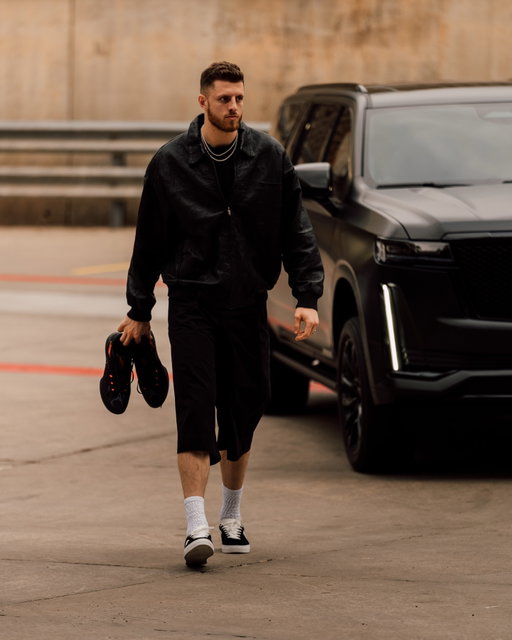 Carrying in the storm⚡️
 @ipjh55 arrived for Game 2 of the playoffs in the “Thunder” Player Edition - jet black with sparks of orange and lightening print details on the upper. 
📷: @zacktaub