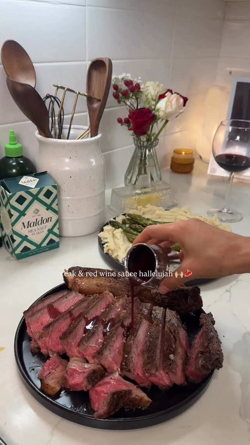 what more can one ask for 🥩🙌🏼 

#steak #ribeye #boneinribeye #steakdinner