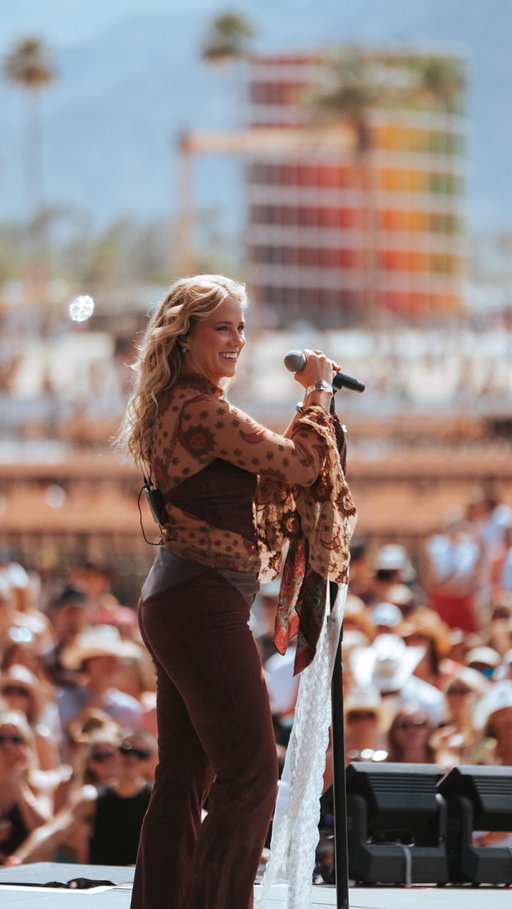 No more tears round here @avery.anna.music 

Watch the @amazonmusic livestream, only on @primevideo and @twitch 

📸 @anna_downs