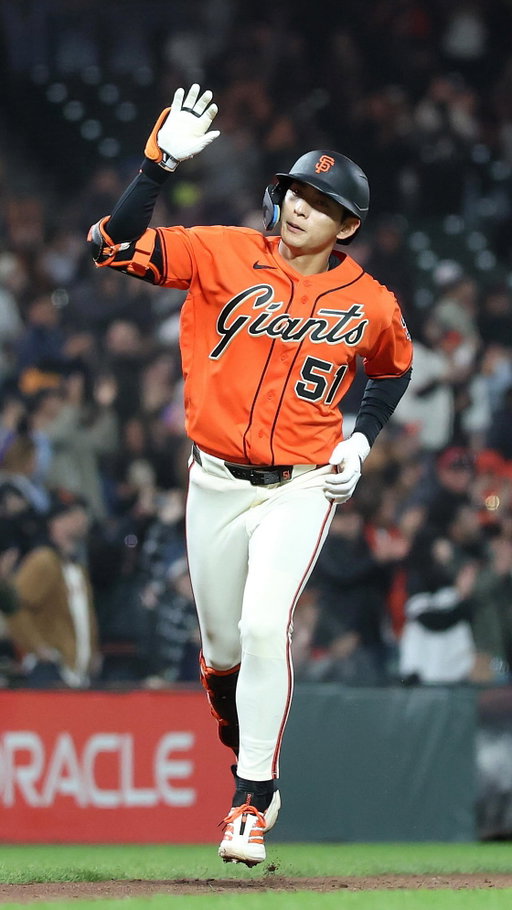 Jung Hoo Lee came SOOO close to his first Splash Hit home run, which requires the ball to go straight into the water without bouncing 💧