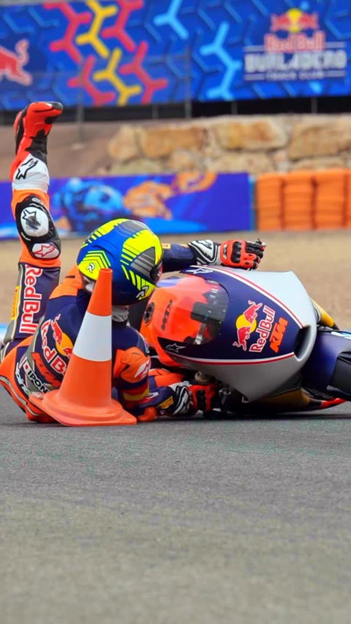 ¿Quién hace más rápido cinco ♾️? 👀

🔴MotoGP: @37pedroacosta 
🔵Moto2: @rueda.jr99 
🟡Moto3: @carpe_83 
⚪️Rookies Cup: @pelontxu7