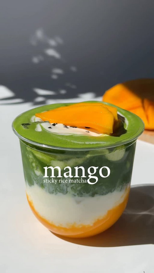 🥭🍚🍵 mango sticky rice matcha 

Inspired by the Thai dessert mango sticky rice but without the sticky rice (just the mango and coconut sauce) 

Mango purée:
— blend fresh mango chunks from 1 mango & 1tbsp sugar into a purée 

Coconut sweet cream:
— 2tbsp coconut cream 
— 3 tbsp heavy cream 
— 1tbsp condensed milk 

Matcha:
— 1.5tsp 
— 40ml of 175F water

Assemble the drink:
— 1/4 cup mango purée 
— ice
— 100ml milk
— matcha 
— coconut sweet cream
— garnish with black sesame seeds & mango

#homecafe #matcharecipes #matchalover #aestheticdrinks