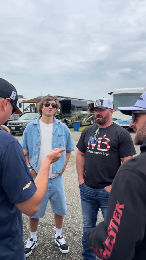Talking Corvettes 🏎️

@megaamerican | @ajstylesp1