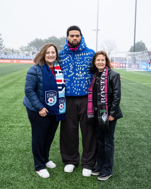 Chicago 🤝 Boston
Caleb Williams is all in on women’s soccer!