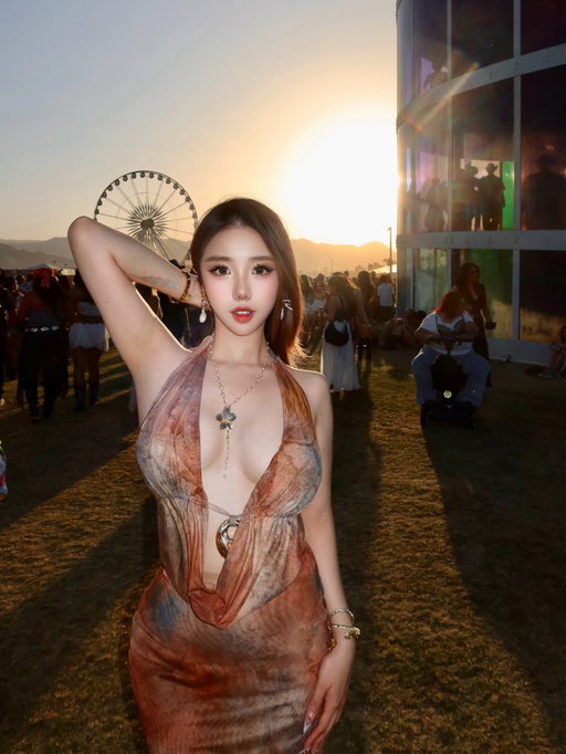 Friendschella 🤎❤️‍🔥
Coachella Day 1 Plog 

#friends #coachella #hotgirl #y2k #festivaloutfit