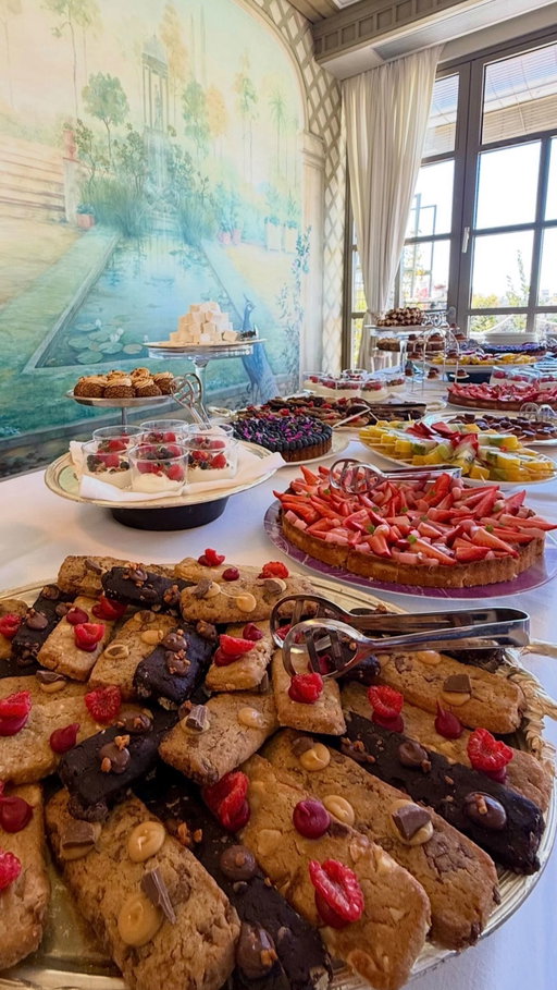 ✨ He venido al nuevo brunch ilimitado en la terraza más bonita de Barcelona… y ha sido una pasada 😍

🌿 En el Rooftop Garden del Hotel El Palace, un jardín en las alturas con más de 1.500m² y vistas 360° a toda la ciudad

🍽️ Entrantes fríos y calientes, ostras, carnes, arroces… literalmente de todo

🤤 Y los postres… otro nivel

🥂 Además tienes bebida incluida

🎶 Todo acompañado de música en directo y un ambientazo brutal

💛 Hemos disfrutado muchísimo

🔥 De verdad, es uno de esos planes que tienes que vivir al menos una vez

📆 Se hace el primer domingo de cada mes

📍 Puedes reservar aquí:
https://glnk.io/73qy1/feverxelviajedeivan5l0

🔝 GUÁRDATE ESTE PLANAZO
🤗 ¿Y tú, a quién te vas a traer?

#brunchbarcelona #nuevoenbarcelona #viral #hotelpalace #elviajedeivan