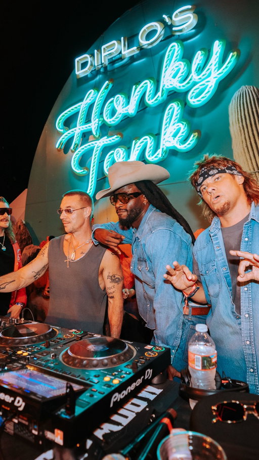 The podcaster to HonkyTonk DJ pipeline @theovon @calebpressley @diplo 

🎥 @matthenryvideo