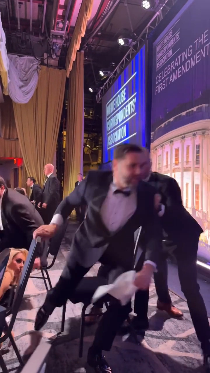 🚨 Vice President JD Vance was escorted out by the Secret Service, followed by agents quickly surrounding President Donald Trump after an incident at the annual White House Correspondents’ Association Dinner

🎥: Getty