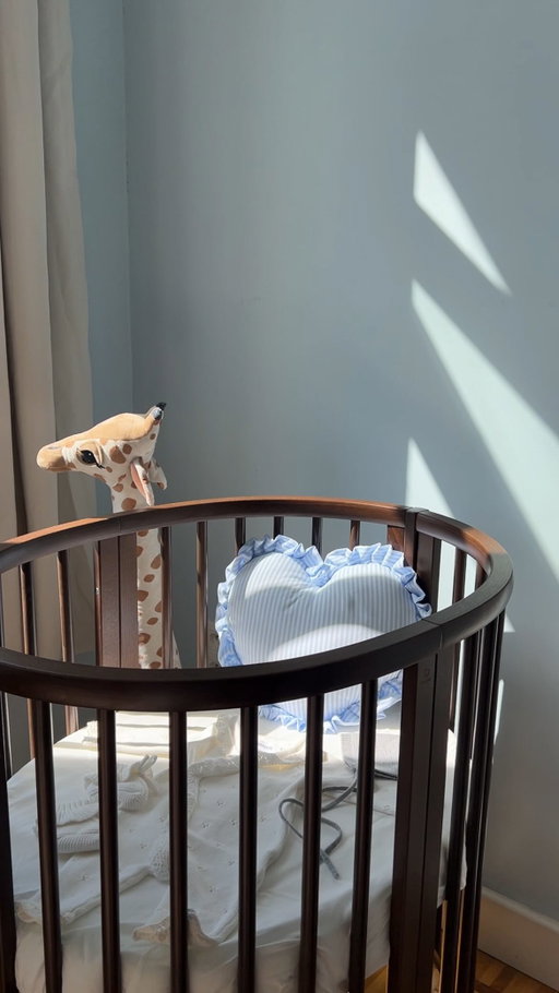 @stokkebaby reclame Baby girl hallelujah 🥹 she has a room!!! say hello to the cutest eyecatcher I’ve ever seen — this tiny Stokke Sleepi bed ☁️ with room to grow, as we can expand it so she can enjoy it for many years to come.

the finishing touches of the room will be done very very soon so can’t wait to do the full reveal eeeekkk 🎀