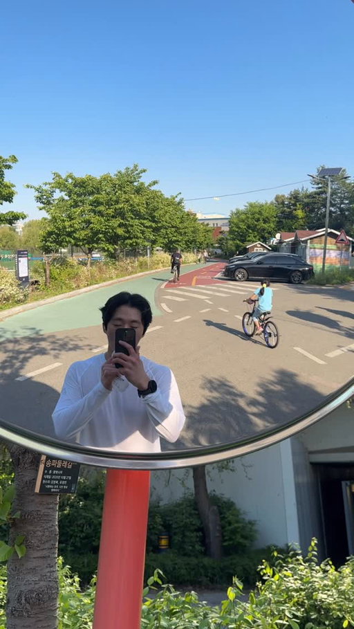 Did you guys know running is one of the fastest growing trends in korea right now? The weather in seoul is perfect for it too. Highly recommend​​​​​​​​​​​​​​​​ 🏃‍♂️💨
.
.
.
.
.
#coffee #lifestyle #asics #uvu #running 

🔖: Coffee, Seoul, Homebody, Gym, Running, Fashion, Interior, 서울, 카페, 러닝, 커피