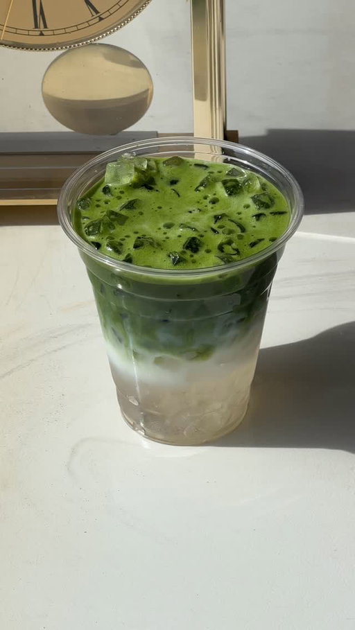 lavender matcha latte 🪻🍵

homemade lavender syrup using equal parts water & sugar (i used 1cup each) + 1-2tbsp dried lavender! 

recipe:
〰️1-2tsp lavender syrup
〰️ice
〰️1/2cup milk
〰️2tsp matcha latte + 50ml hot water 

#matcha #homecafe #matchalatte #lavendermatcha