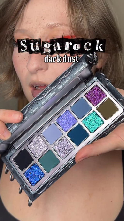 unboxing her was borderline a spiritual experience ✨

Dark Dust palette by SUGAROCK • I can’t wait to play with it more, but the quality is insane 

Now my only regret is that I haven’t got the previous palettes from this brand 🖤 

#cbeauty #makeup #altmakeup