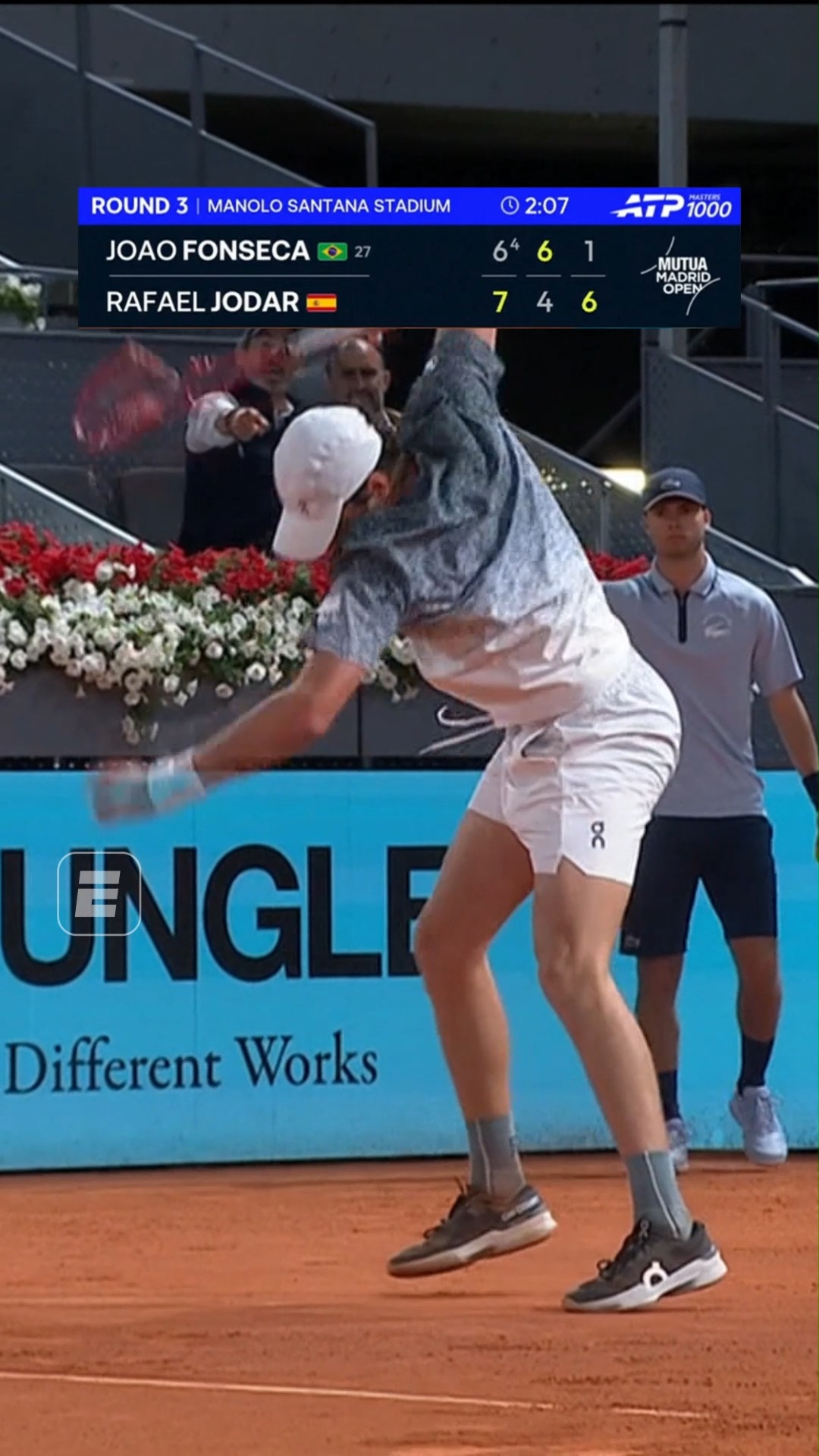 João Fonseca errou muito no set decisivo e se despediu do Madrid Open neste domingo (26) ao perder para o espanhol Rafael Jodar por 2 sets a 1 (parciais de 7/6, 4/6 e ). A partida teve transmissão ao vivo no pacote premium do Disney+.

Cabeça de chave pela primeira vez em um torneio Masters 1000, o tenista brasileiro fez a sua estreia neste domingo (26). Na segunda rodada, João Fonseca avançou após o WO do croata Marin Cilic, que abandonou a competição por causa de uma lesão.

Número 42º no ranking da ATP, Rafael Jodar vai enfrentar o tcheco Vit Kopriva nas oitavas de final. O adversário do espanhol se classificou ao vencer o francês Arthur Rinderknech.

Assista ao Madrid Open, AO VIVO, pela ESPN no Plano Premium do #DisneyPlus

#TênisNaESPN #RafaelJodar #JoãoFonseca #MadridOpen