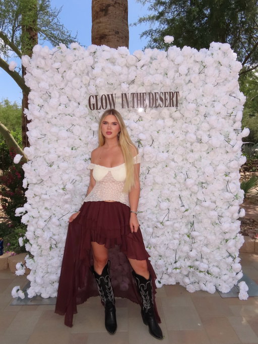 Glow In The Desert ✨🏜️🔥
@urszulala @adriana.brito_ 
#GlowInTheDesert #DesertVibes #DesertNights #stagecoach #NightEvent​​​​​​​​​​​​​​​​