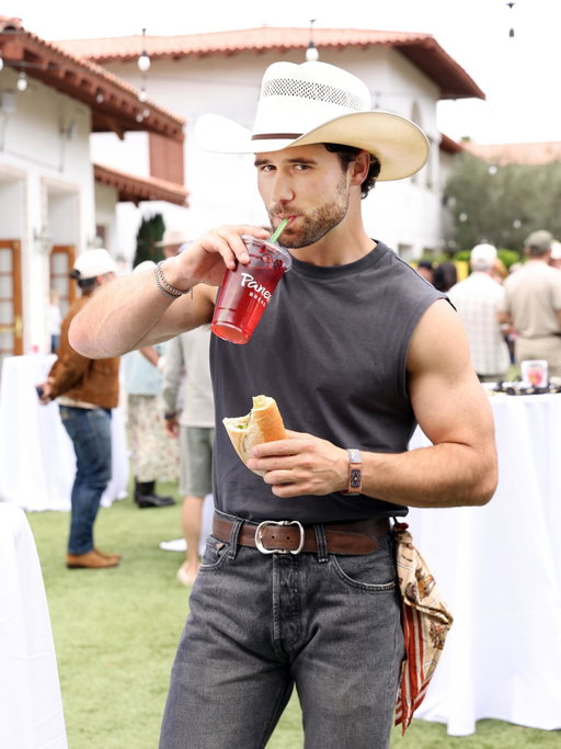 Serving and sipping to stay cool in the desert heat with @panerabread 🤠

#panerapartner