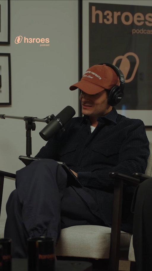 @ida_di_filippo è stata una delle più belle interviste da quando abbiamo iniziato @h3roespodcast 
Una persona con un livello energetico incredibile che avvolge lo spazio in cui gravita e travolge le persone che le stanno attorno. Sinceramente prima che arrivasse nel nostro loft di produzione non avevo capito nulla perché stupidamente avevo fatto prevalere nella mia testa solo il personaggio televisivo aspettandomi tutt’altro che lei; poi è arrivata lei in tutta la sua naturalezza e simpatia ma soprattutto una profondità d’animo inaspettato. Diverse volte durante la puntata avevo la voce rotta e cercavo di camuffare in qualche modo; la fatica per arrivare fino a questo punto nella sua vita si sente tutta dal suo racconto e le sue vibrazioni ci hanno pervaso per tutto il tempo. All’inizio dell’intervista (perché farlo alla fine sarebbe stato troppo semplice) mi sono scusato con lei proprio per aver un po’ sottovalutato la sua potenza umana e me ne dispiaccio.
Grazie cara Ida perché mi hai lasciato davvero un bel segno in profondità ❤️ e lo porterò dietro con me

#FrankGallucci #IdaDiFilippo #H3roesPodcast