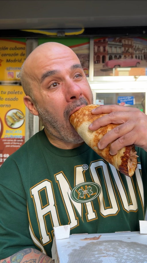 ASÍ ES LA PIZZA CUBANA MÁS FAMOSA DE MADRID y posiblemente de España 🇪🇸, cocinada en molde con una masa esponjosa, bordes crujientes de queso y carne de paleta de cerdo al estilo cubano desmenuzada por encima un sabor único, una maravilla que todos deberíamos probar alguna vez.
La pizzería es @loccopizza09  Y se merece todos mis respetos , crack absoluto 🙌🏽
📍Calle Francisco Ruiz 9, Usera, Madrid.
💶 Pizza Cubana 10€