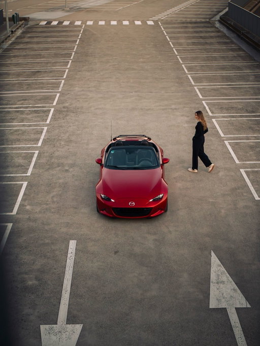 The moment is here. Drop the top, feel the wind, and let the MX-5 guide you on an exhilarating, last-minute road trip you won't soon forget. Where would you drive to first? 

🔴

Le moment est enfin arrivé. Toit ouvert, cheveux au vent, laissez la Mazda MX-5 vous guider vers une escapade inoubliable. Quelle sera votre première destination ?

#MX5

📷 @ninyaataa