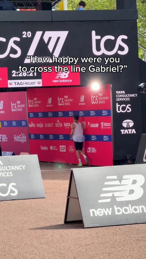 Anyone who’s done London Marathon knows how mad that stretch on the Mall is, the sense of achievement numbs any other physical feelings you have 

In all seriousness a huge thanks to those helping out at the finish line, doing God’s work 🙏

I don’t wear headphones in races but if I did, Mr Warnock would be pumping through my AirPods 

Thanks to @rachsanderss for capturing me at my best

#running #marathon