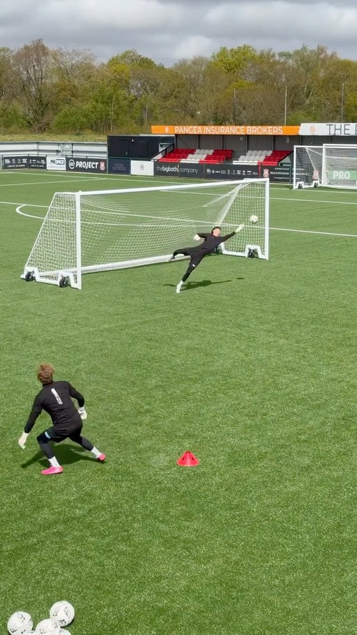 Angled strikes 📐⚽️

#goalkeeper #goalkeepertraining