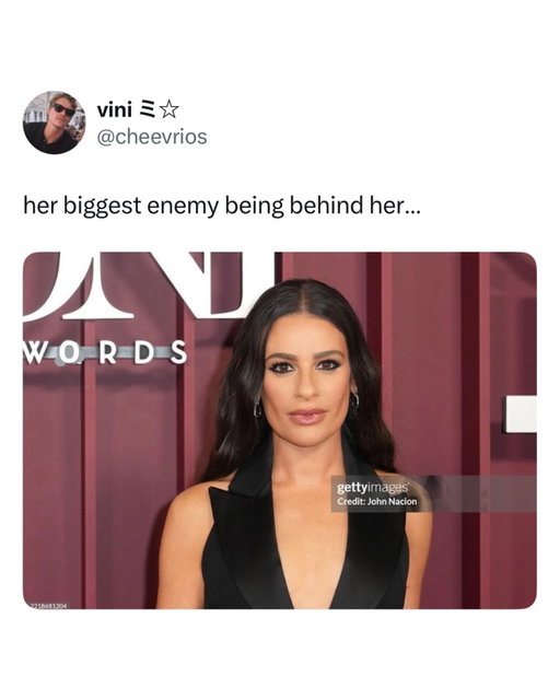 Mama behind u
(Twitter: cheevrios)