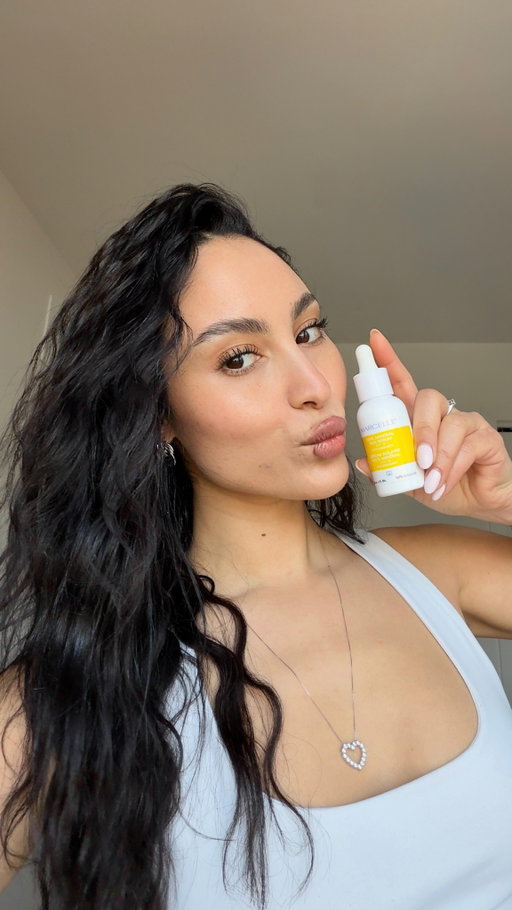 2 erreurs que j’ai faites pendant plusieurs années : ne pas hydrater ma peau ni appliquer une protection solaire !! 🥲☀️

Le sérum solaire 100% minéral de @marcellecosmetics FPS 30 hydrate et protège la peau contre les rayons UVA/UVB, sans fini gras ou blanc ET en plus il est adapté pour les peaux sensibles, on adore !

Dans la gamme Mutil-Défense, tu peux retrouver : 
• La crème nourrissante FPS 45 avec une texture plus riche et nourrissante
• La lotion nourrissante FPS 45 avec une texture plus légère et fluide

Perso, depuis quelques mois, je ne sors plus de chez moi sans FPS. 💛

#MarcelleMavens #VivreDansSaPeau #pub