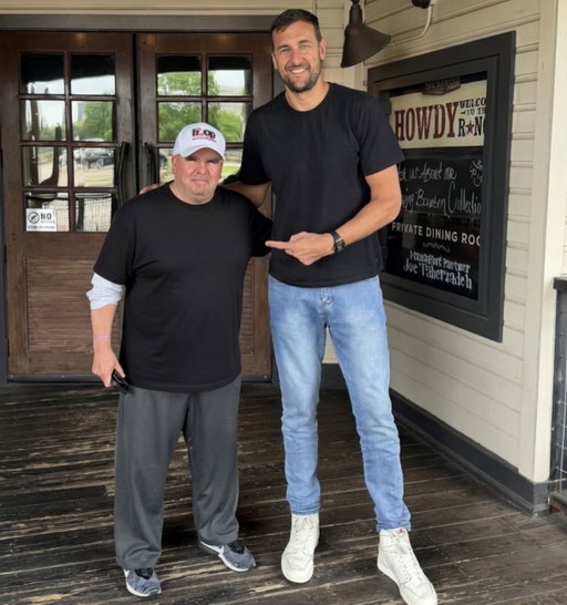 Great to see the man himself, of @roguebogues fame, Mike Procopio @hoopconsultants 

He took me to one of the best steakhouses (Texas style steakhouse) I have been to.

No more sizzler jokes!