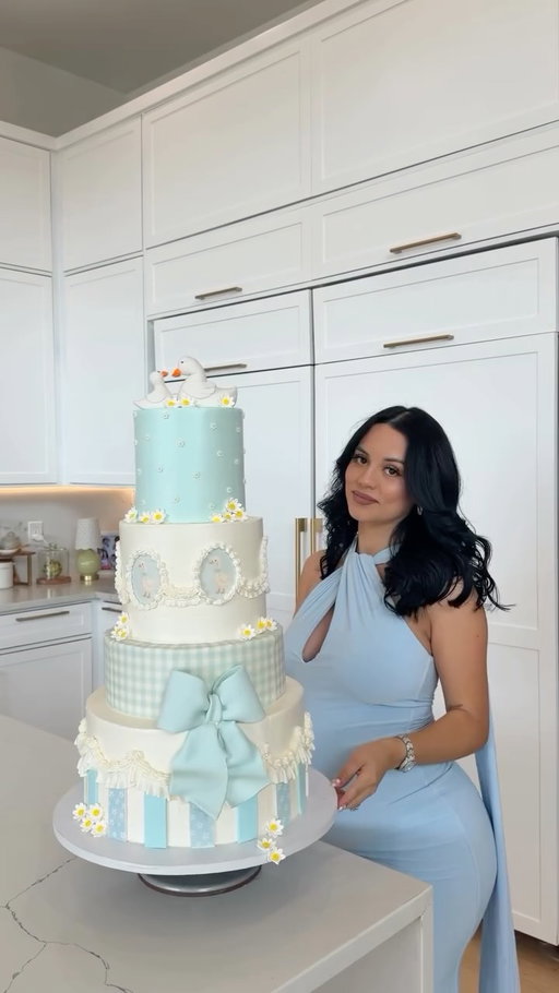 Can’t wait for my silly little goose 🪿🩵🥹 I love how it turned out! Vanilla cake with dulce de leche & nuez filling, everyone’s fave 😋