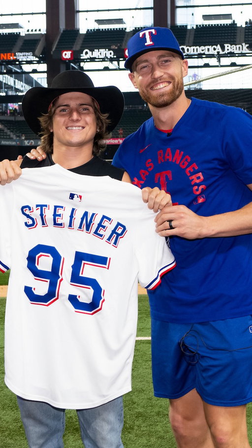 ROCKER STEINER X BRANDON NIMMO🤠

World Champion bareback rider Rocker Steiner received a custom @rangers jersey ahead of his ceremonial first pitch from right fielder, Brandon Nimmo!

🎟️: globelifefield.com/american