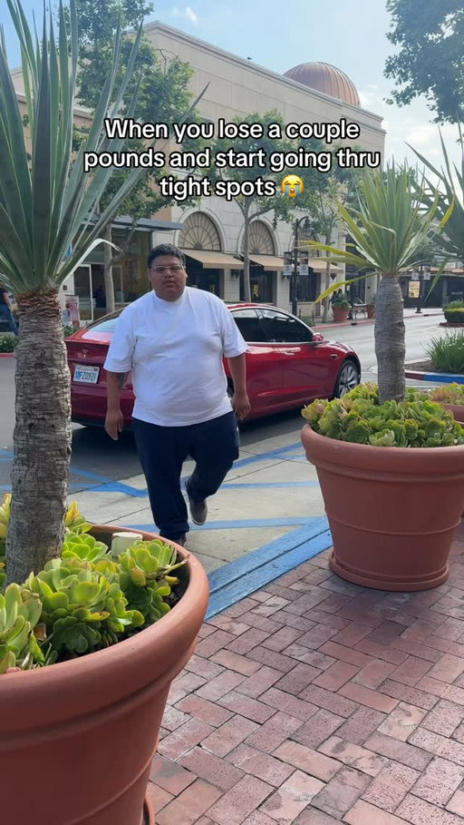 When you start losing weight and start going thru tight spots #explorepage #comedy #foryoupage