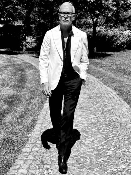 -In fin dei conti , il valore di un uomo non si misura da ciò che tiene in garage, ma da ciò che offre al mondo. -Ultimately, a man’s worth is not measured by what he keeps in his garage, but by what he offers to the world.