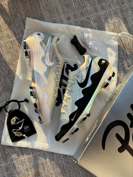 Nike x Patta - Mercurial Vapor 16 😮‍💨
-
One of the best collaborative projects I’ve seen in a long time, these Mercurial’s really are stunning… 🔥 @nikefootball 
-
#nikefootball #footballboots #mercurial #patta #nike