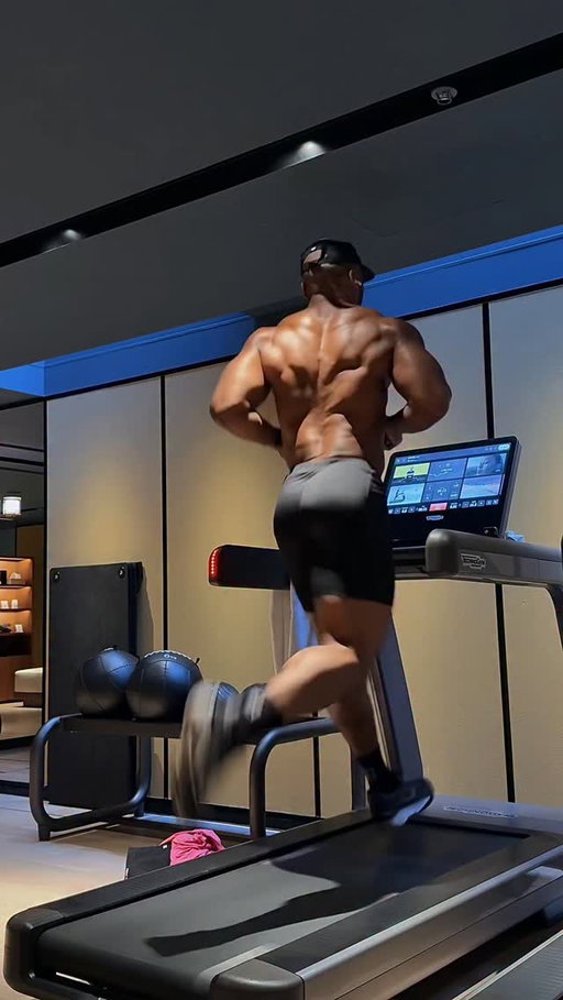 I don’t know about you but i find training on Holiday hits different! One thing about the way i train now is a small hotel gym is still a win, i adapt and still get it done. 
My Holiday doesn’t revolve around finding a big gym nearby.. i do what i can and still get a great session in! 

This is why being a Crossliftr has changed my training mindset! 🤙🏾🔥 #Breakthemoukd 

.
📝 
1k run
1k row 
X 6 rounds 

Then 20mins core work. 
.
.
.
#fitness #workout #travel