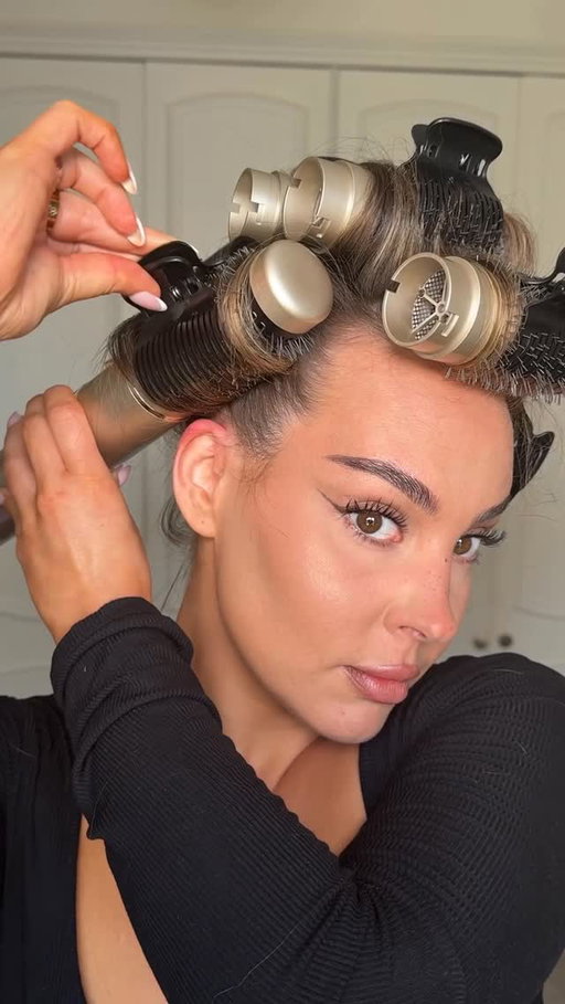 Genius 🙏🏼 influenced by @bexdoeshair_ to buy this. @aurumhairco blwodrier with Detachable round brush attachments, I ordered the x12 kit, not bad for a first try!
@hairbysammcknight Modern hairspray 
-
-
-
#hairtutorial #blowdrybrushtutorial #hairrollertutorial #hairhacks #hairrollerstutorial