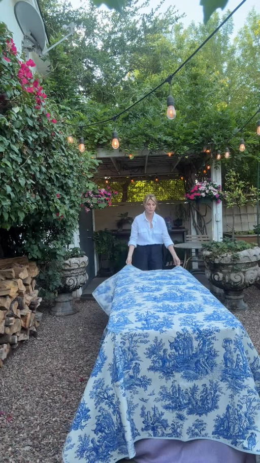 This started as a plastic folding table and two tablecloths completely transformed it. 

Layering is the easiest way to elevate any setting, no matter where you’re starting.

✨SAVE this for your next dinner party✨
.
.
.
#gardenparty #entertainingathome #tablestyling #tabletopdecor #hostingideas