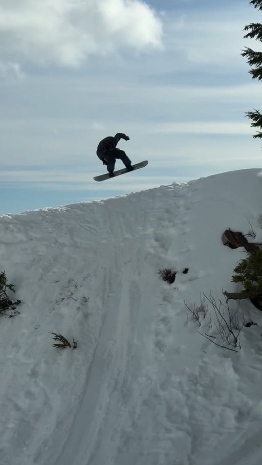 Flyout ⤴️ @mtseymour 
@alwaysfinna📱

@mountainhardwear 
@vanssnow 
@k2.snowboarding
