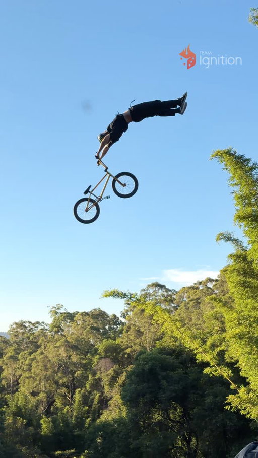 When a bug ruins the clip.🦟 Lucky we had a 2nd filmer! 
What would you Rate the Extension on this trick? #teamignition @teamignitionofficial