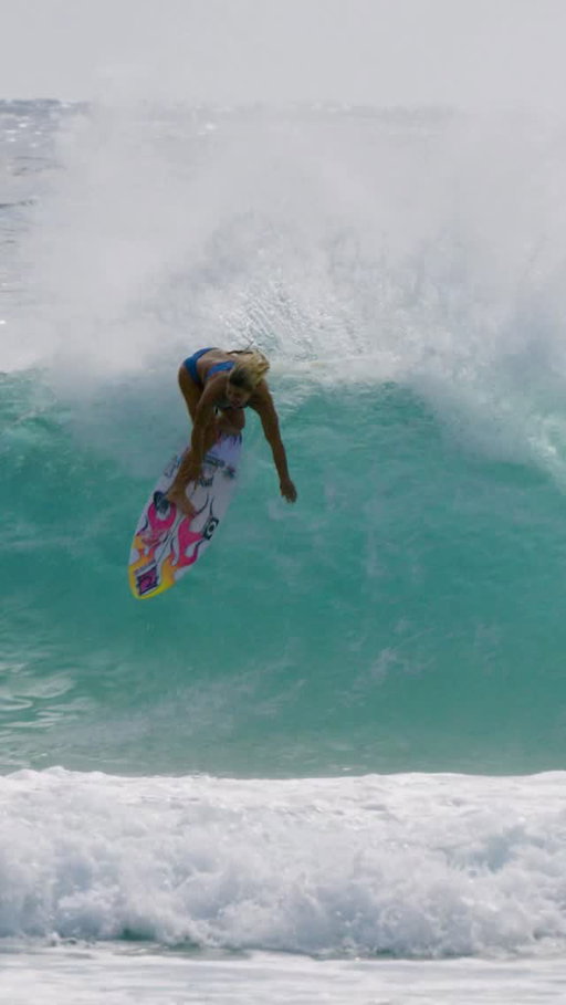 Power, precision, and no hesitation. @erinbrookssurf lighting up the Gold Coast! 🔥 #TeamOakley 

🎥: @hampositive
