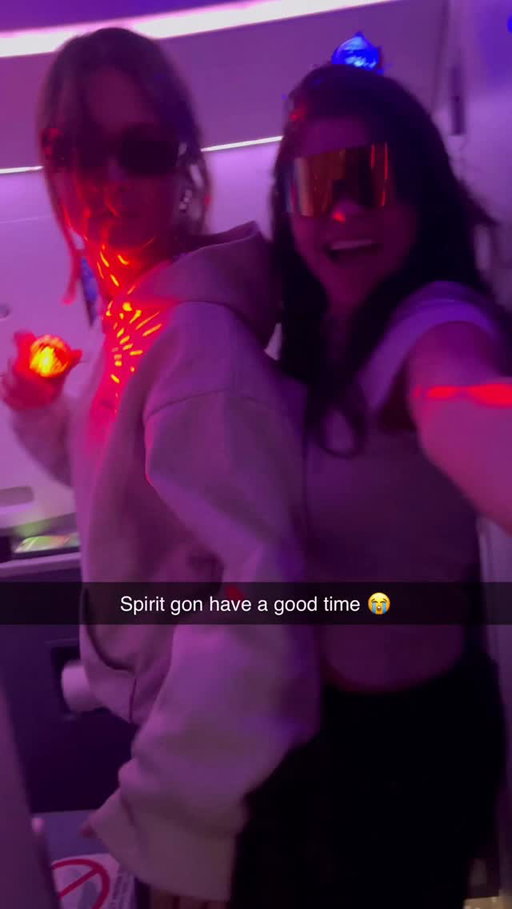 they turn off the fasten seat belt signs for oneee minute...

#party #rizz #slushynoobz #fyp #spiritpartner
